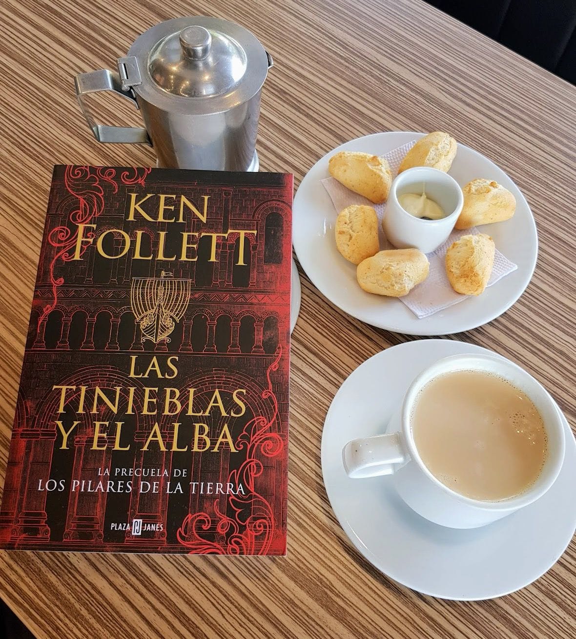 Enero 22 de 2022 - Las Tinieblas y el Alba - Ken Follett